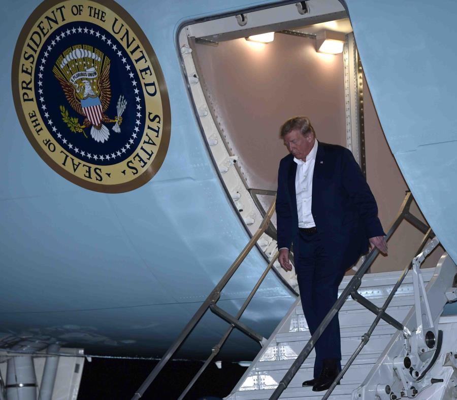 El presidente Donald Trump desciende del avión presidencial en la Base Andrews de la Fuerza Aérea en Maryland. (AP / Susan Walsh) (semisquare-x3)