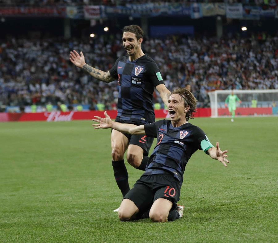Messi persigue el balón junto a Marcelo Brozovic, de Croacia. (AP) (semisquare-x3)