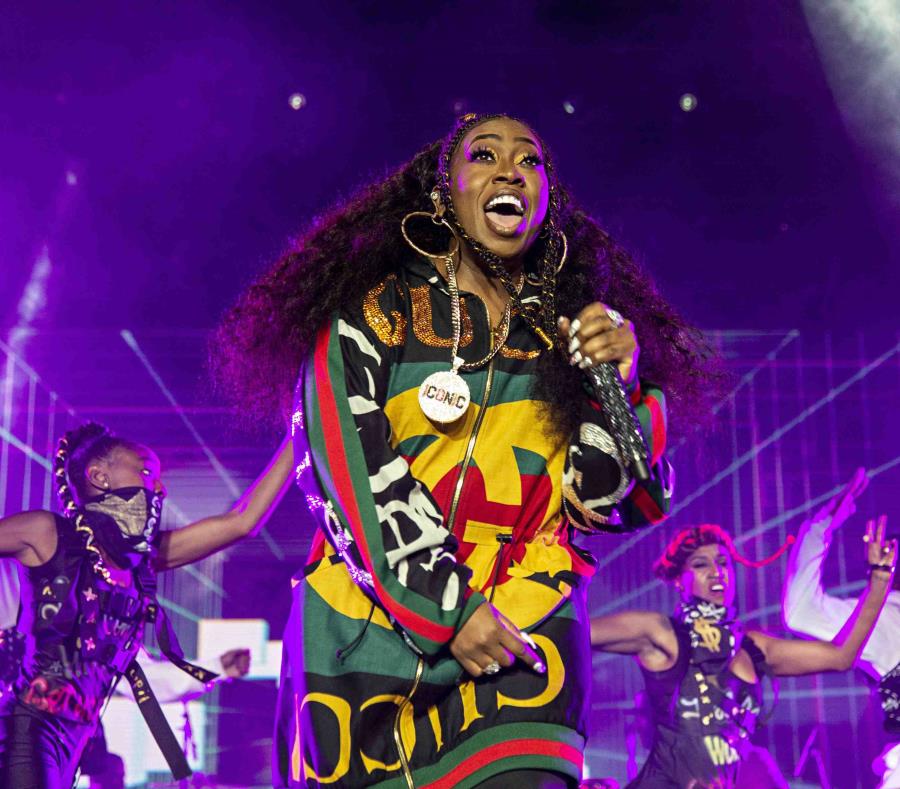 Missy Elliott durante una presentación en el Festival Essence 2018. (semisquare-x3)