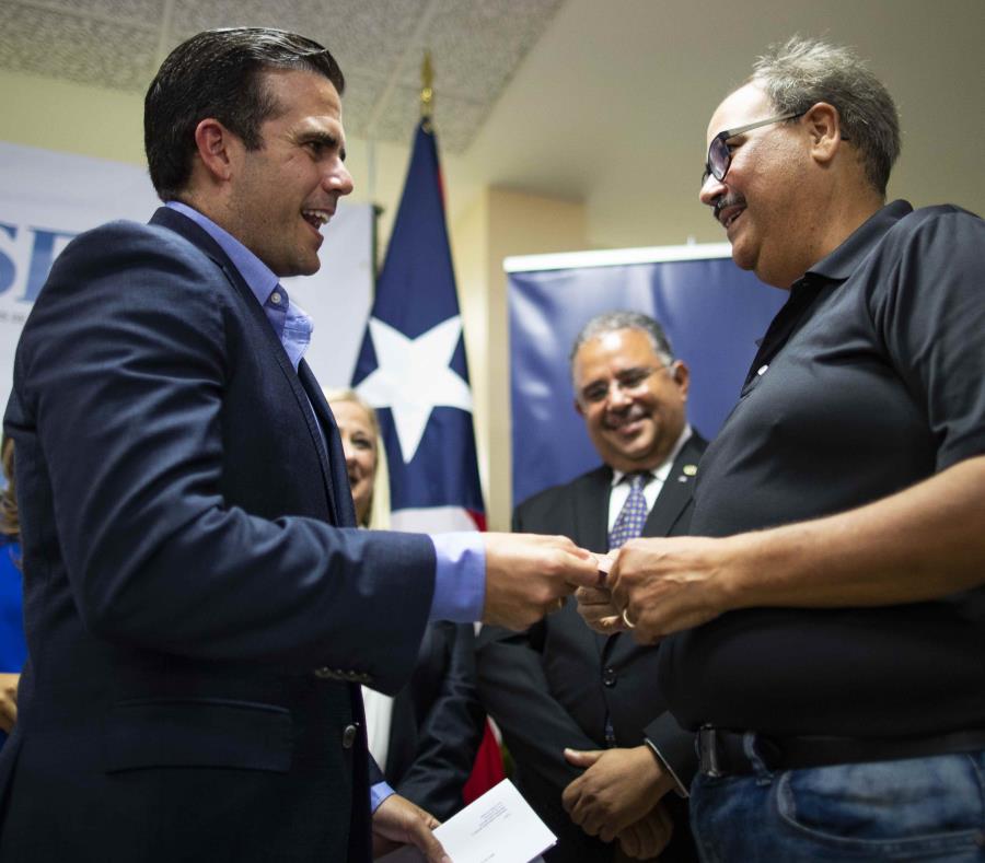 Ricardo Rosselló Nevares (izq.) precisó que, por el momento, no se cambiará la cubierta básica o los beneficios que reciben los asegurados, como se propuso en el Plan Fiscal certificado. (semisquare-x3)