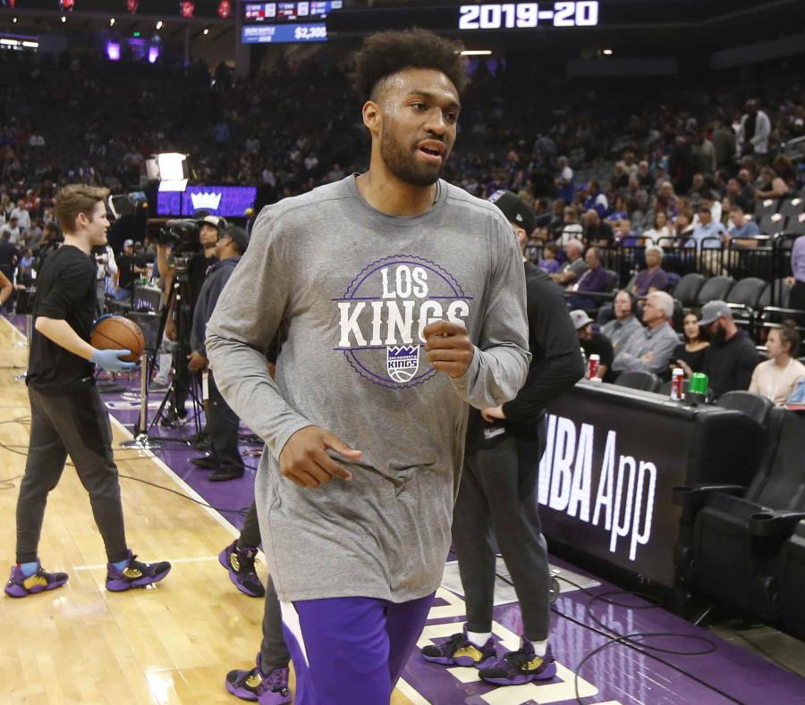 Jabari Parker de 25 años promedia 14.7 puntos esta temporada por Sacramento