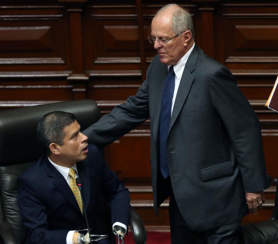 El presidente peruano Pedro Pablo Kuczynski (derecha) indultó al expresidente Alberto Fujimori en la víspera del Día de Navidad. (EFE / Ernesto Arias) (semisquare-x3)