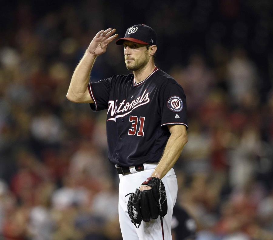 Max Scherzer, abridor de los Nacionales de Washington, agradece los aplausos tras conseguir su ponche número 300 de la temporada. (AP) (semisquare-x3)