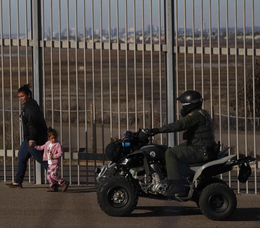 En la foto están las migrantes hondureñas Rachel Rivera, de 19 años, y su hija Charlot Andrea. (semisquare-x3)