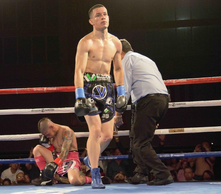 Jayson Vélez se retira luego de dejar en la lona a Orlando Cruz. (Suministrada) (semisquare-x3)