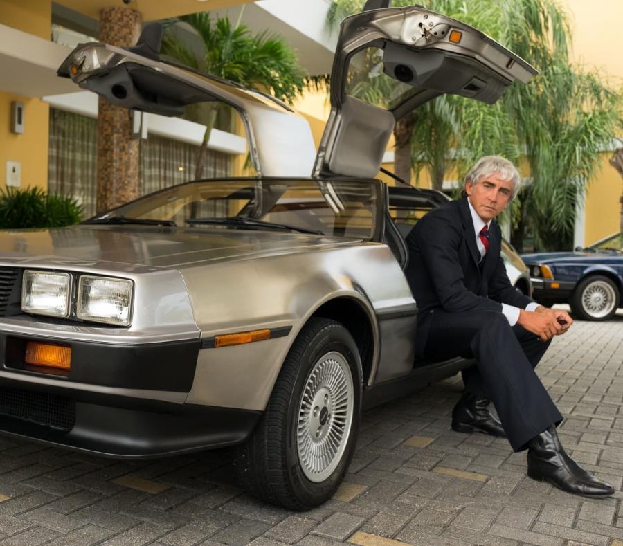 Lee Pace interpretando a John DeLorean en el set de “Driven” (semisquare-x3)