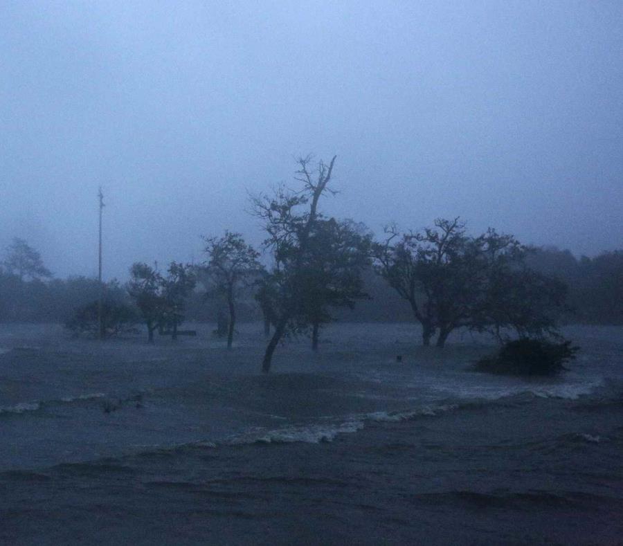 Fuertes vientos y lluvias se observan en una zona inundada de Swansboro, Carolina del Norte. (AP) (semisquare-x3)