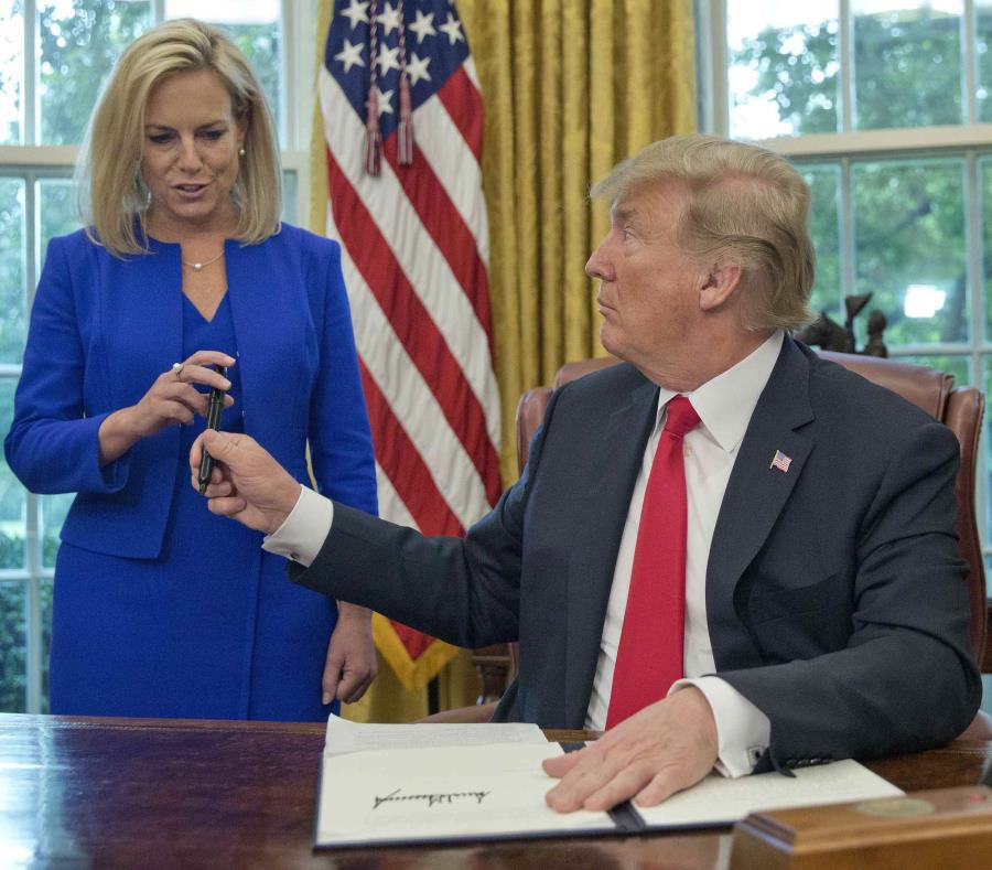 Fotografía de archivo del 20 de junio de 2018, del presidente Donald Trump entregando la pluma que utilizó para firmar una orden ejecutiva para poner fin a la separación de familias migrantes a la secretaria de Seguridad Nacional Kirstjen Nielsen. (AP) (semisquare-x3)