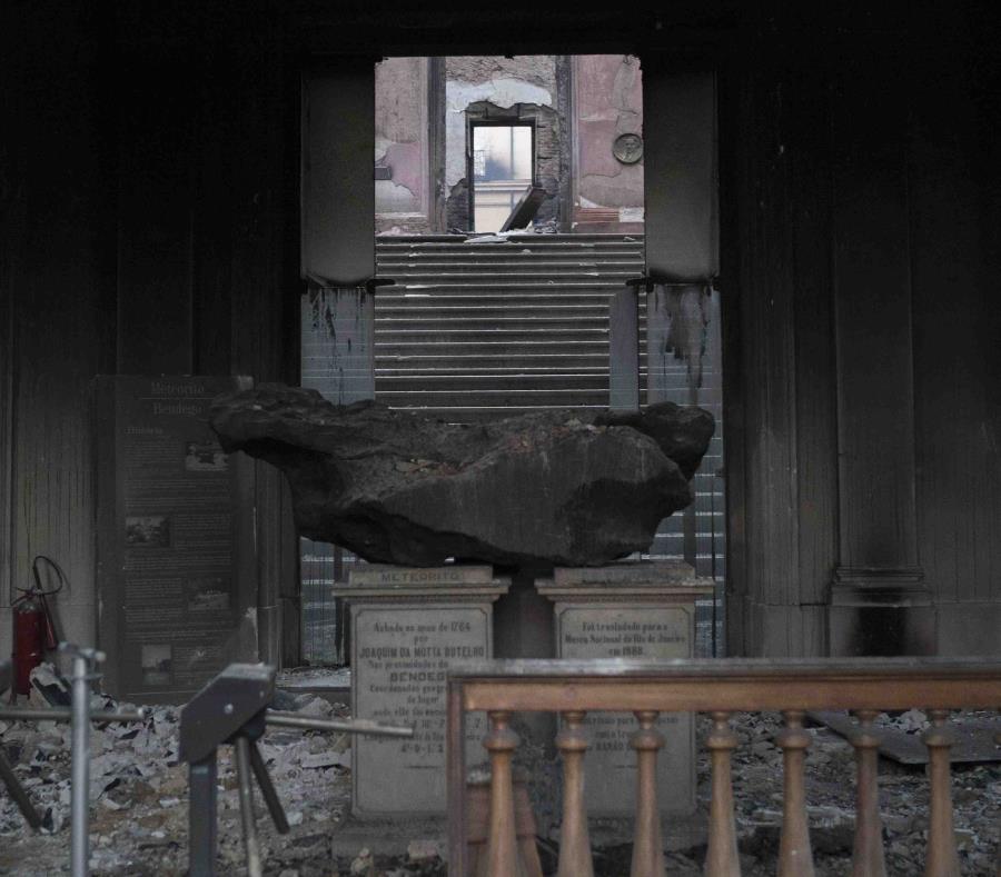 El misterioso meteorito que quedó intacto tras el incendio en el museo de Brasil (semisquare-x3)
