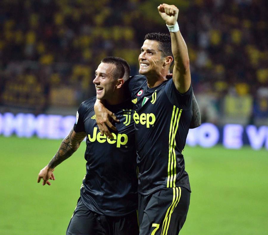 Cristiano Ronaldo, de la Juventus, festeja con su compañero Federico Bernardeschi, luego de anotar en un encuentro de la Serie A frente al Frosinone. (AP) (semisquare-x3)