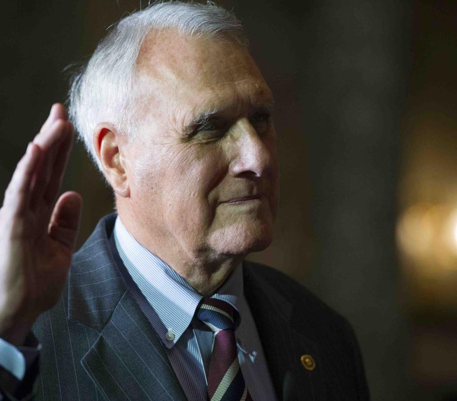 Kyl presta juramento durante una ceremonia en el Senado. (AP / Cliff Owen) (semisquare-x3)