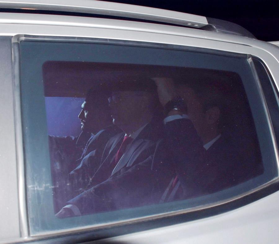 El pastor protestante estadounidense Andrew Brunson, acusado en Turquía de terrorismo y espionaje, entra a la prisión de Aliaga en un coche policial, en Izmir, Turquía. (EFE) (semisquare-x3)