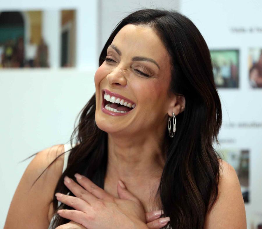 La ex miss universo Dayanara Torres (semisquare-x3)
