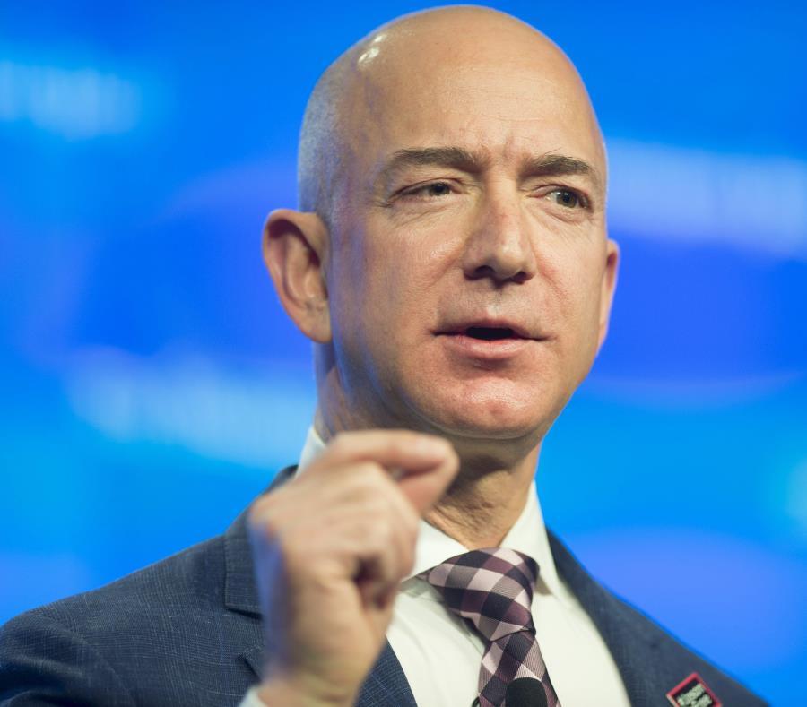 Jeff Bezos es considerado el hombre más rico del mundo por la revista Forbes. (semisquare-x3)