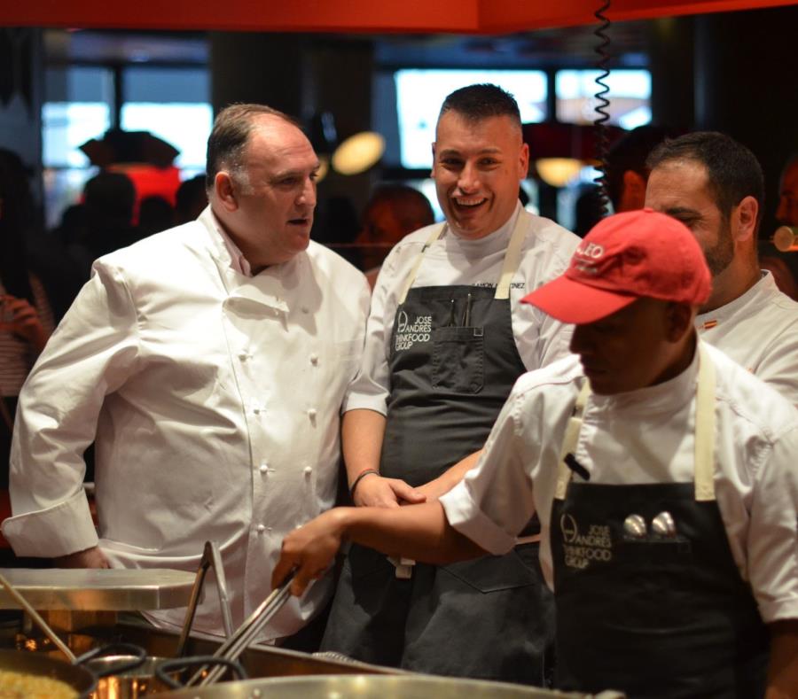 El español José Andrés estuvo presente durante la apertura del restaurante en Orlando. (semisquare-x3)
