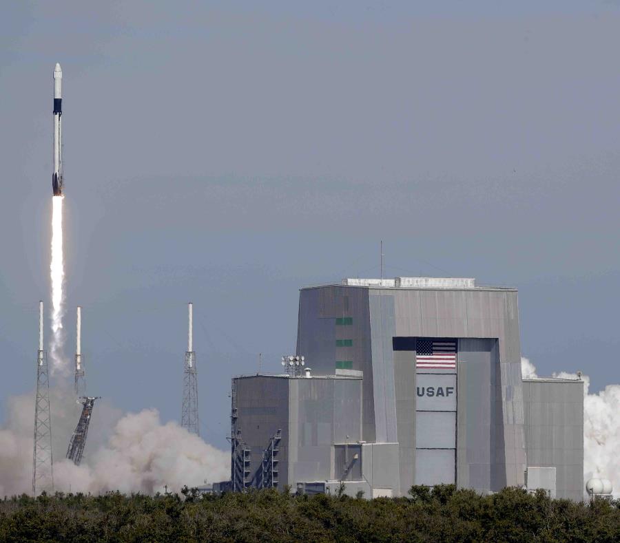 Un cohete Falcon 9 de SpaceX despega para entregar provisiones a la Estación Espacial Internacional desde el complejo 40 en la estación de la Fuerza Aérea en Cabo Cañaveral, Florida, el miércoles 5 de diciembre de 2018. (semisquare-x3)