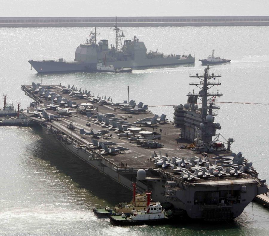 Fotografía de archivo del 22 de marzo de 2007 del portaviones de Estados Unidos Ronald Reagan (abajo), junto al buque militar estadounidense Aegis mientras llegan al puerto de Busan, Corea del Sur, luego de ejercicios militares (semisquare-x3)