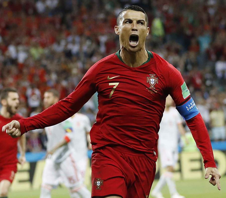 En imagen de archivo del viernes 15 de junio de 2018, el atacante Cristiano Ronaldo festeja luego de anotar por la selección de Portugal en su choque con España por el Grupo B de la Copa del Mundo, en el Estadio Fisht de Sochi, Rusia. (AP) (semisquare-x3)