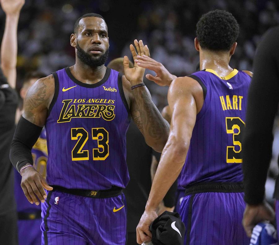 LeBron James, alero de los Lakers de Los Ángeles, festeja una jugada con Josh Hart. (semisquare-x3)