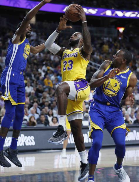 Kevin Durant defiende a LeBron James en un partido de la pretemporada. (AP / Archivo) (vertical-x1)