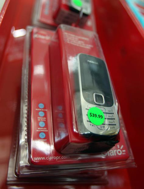 Imagen de un celular de la empresa de telefonía Claro. (GFR Media) (vertical-x1)