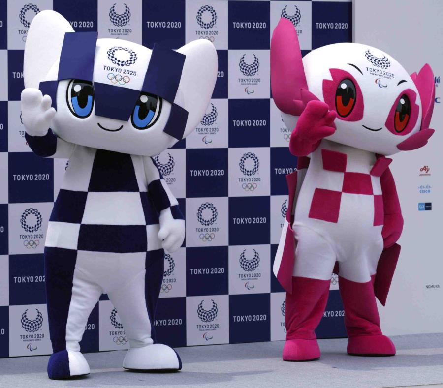 Miraitowa la mascota de los Juegos Olímpicos y Someity la mascota paralímpica saludan durante su presentación