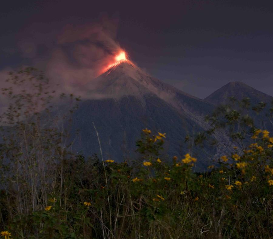 El Volcán de Fuego, arroja lava fundida caliente desde su cráter en Escuintla, Guatemala. (AP) (semisquare-x3)