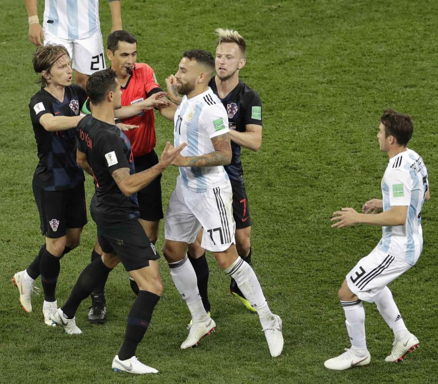 El argentino Nicolas Otamendi (17) discute con el croata Dejan Lovren (6) durante el partido del grupo D entre Argentina y Croacia. (AP) (semisquare-x3)