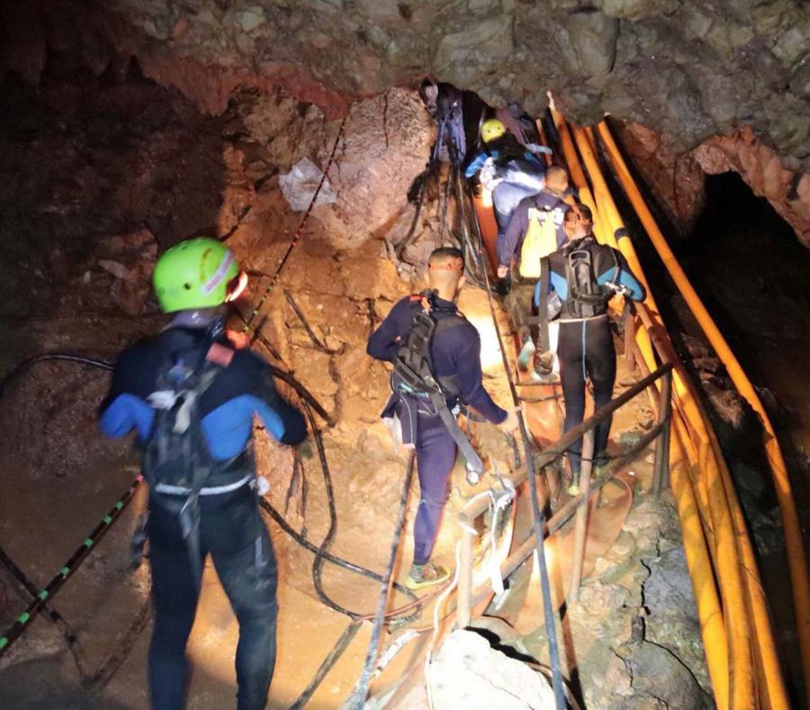 El plan consiste en que dos buzos expertos trasladen la cápsula para que puedan ajustarse una serie de correas que llevarían los submarinistas atadas a sus cinturas, mientras en su interior es trasladado un menor. (AP) (semisquare-x3)