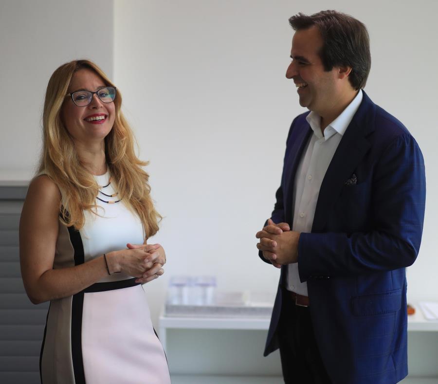 Ella Woger Nieves, gerente de operaciones, y Ricardo Álvarez, miembro de la Junta de InvestPR. (semisquare-x3)