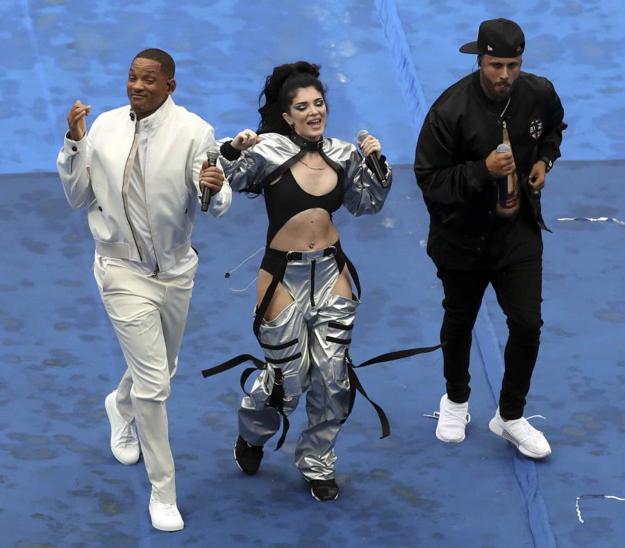 Will Smith, Era Istrefi y Nicky Jam durante su presentación en la clausura del Mundial. (AP) (semisquare-x3)