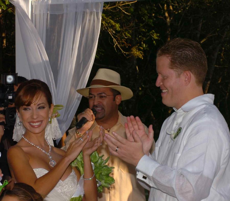 La pareja en la primera boda que celebraron. (GFR Media) (semisquare-x3)