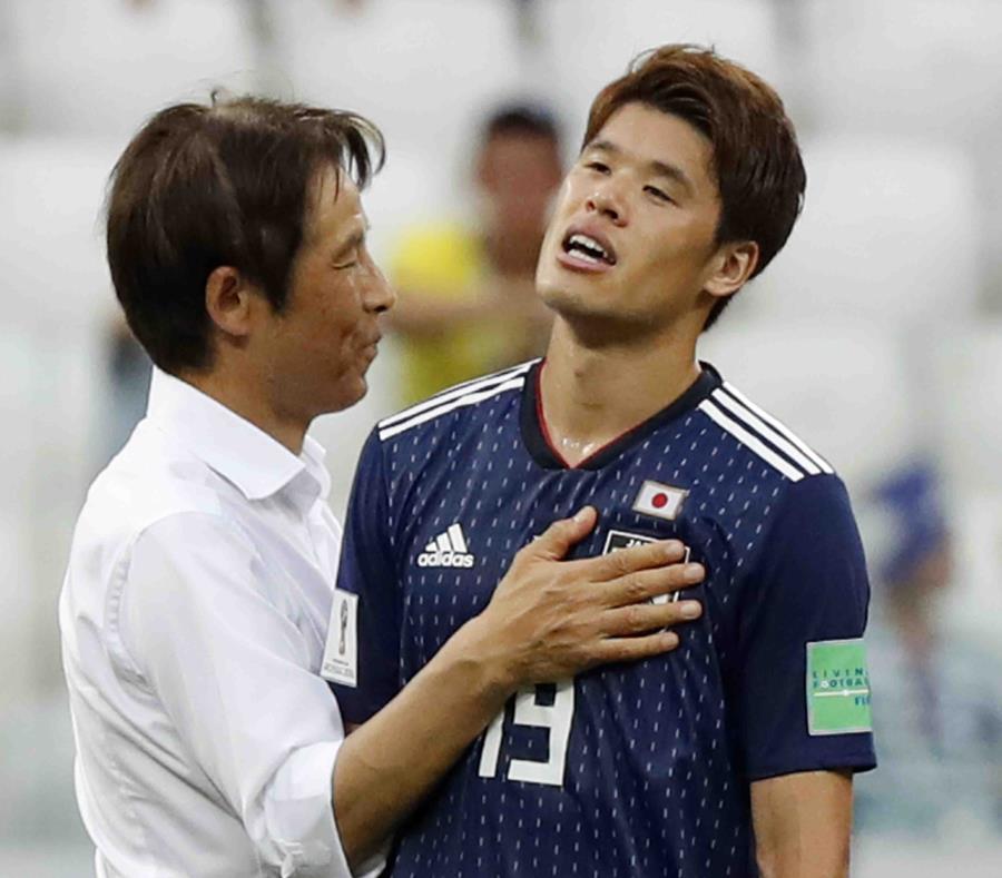 Akira Nishino, dirigente de Japón, celebra el pase a octavos con el jugador Hiroki Sakai. (AP) (semisquare-x3)