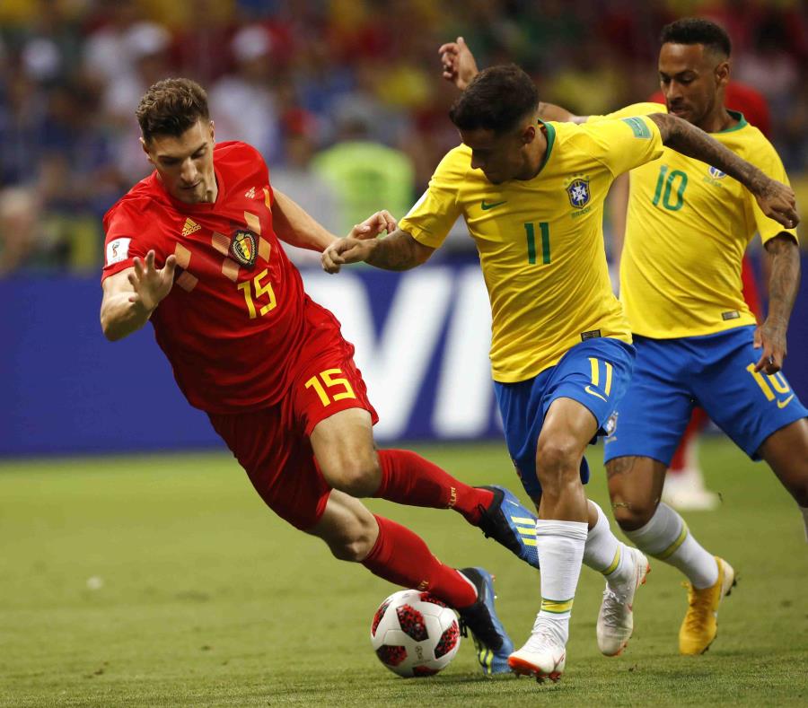 El belga Thomas Meunier es desafiado por el brasileño Philippe Coutinho y el brasileño Neymar, desde la izquierda, durante el partido de cuartos de final entre Brasil y Bélgica. (AP) (semisquare-x3)