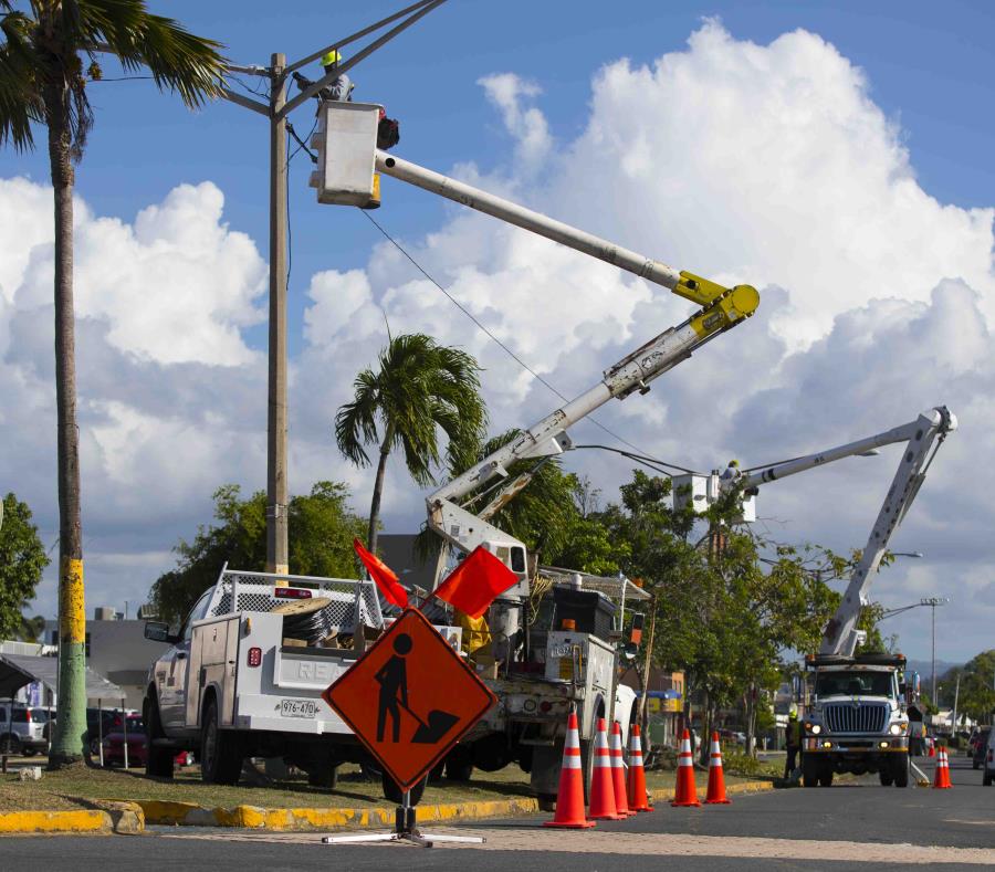 Personal técnico de la Autoridad de Energía Eléctrica labora en restablecer el servicio eléctrico, informó la corporación pública. (semisquare-x3)