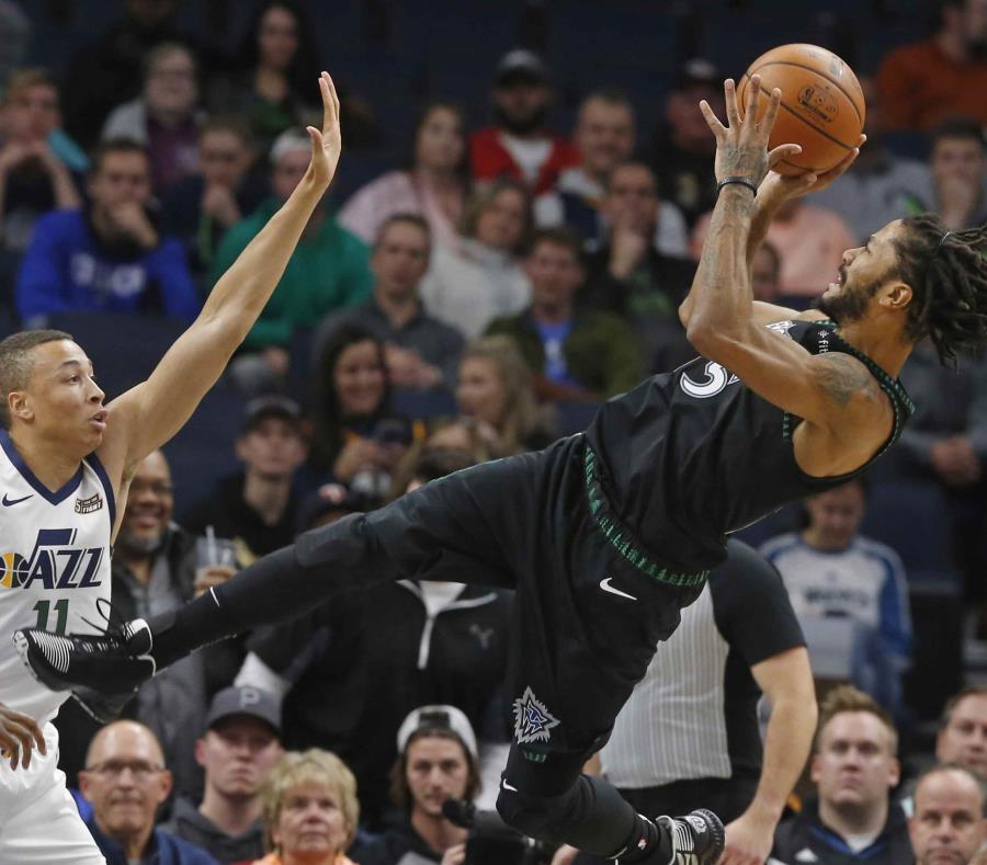 Derrick Rose retrocede para realizar un tiro contra Dante Exum. (AP) (semisquare-x3)