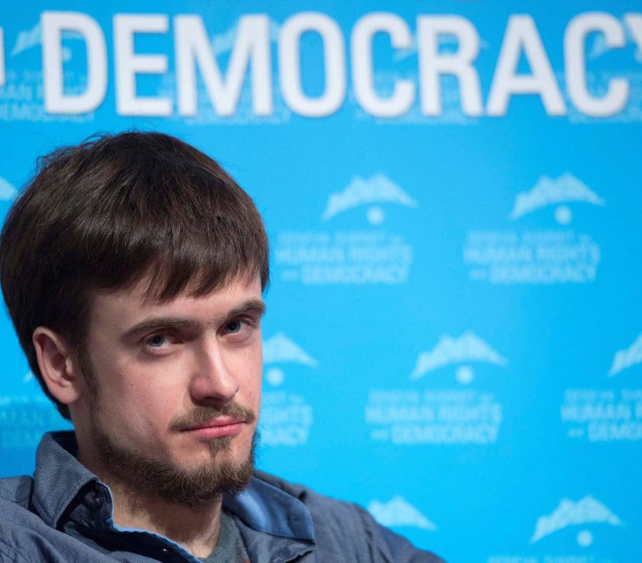 Miembro de Pussy Riot es hospitalizado por un posible envenenamiento (semisquare-x3)