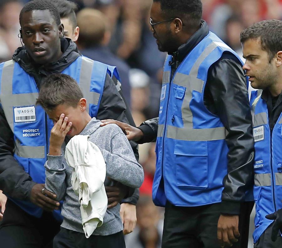 Un niño llora tras recibir la camiseta de Neymar. (AP) (semisquare-x3)