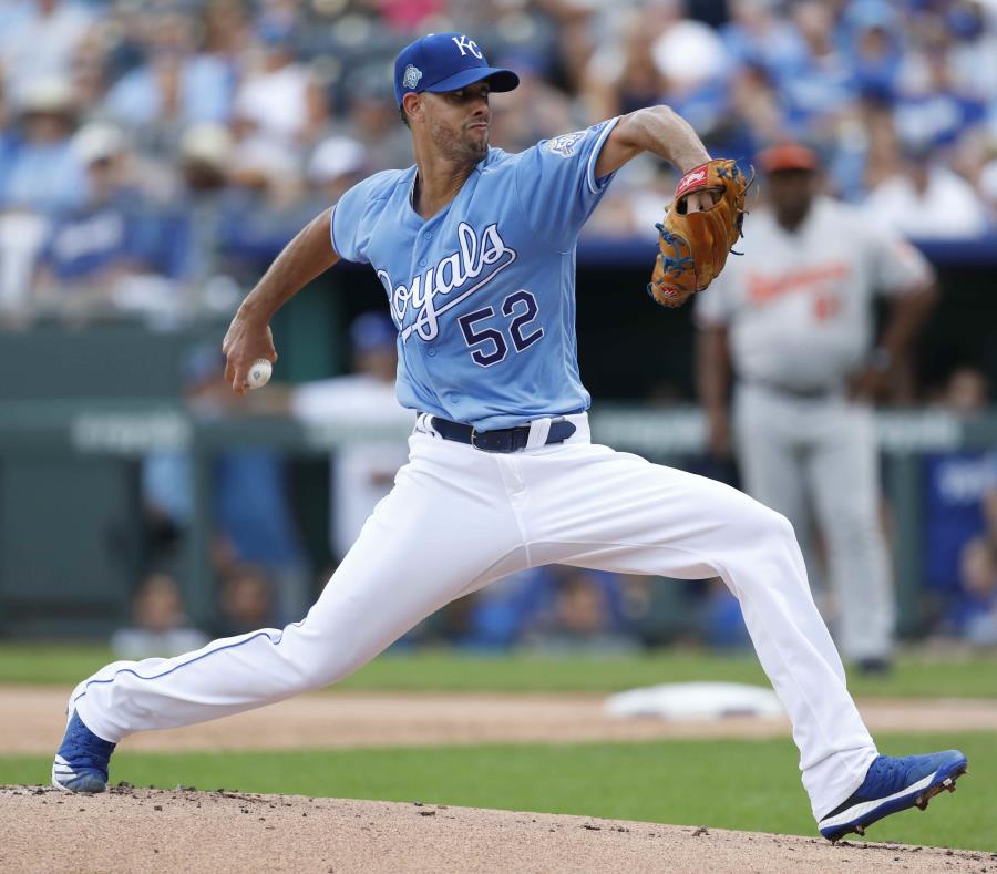 La única carrera que Jorge López (1-4) permitió fue en la primera entrada, cuando el dominicano Jonathan Villar envió un jonrón más allá del jardín izquierdo. (AP / Colin E. Braley) (semisquare-x3)