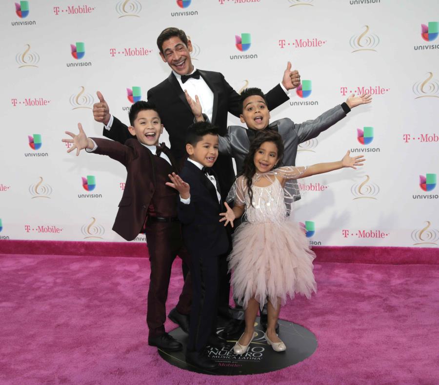 Johnny Lozada posa con Los Peque Flow en la alfombra roja de los Premios Lo Nuestro en Miami. (semisquare-x3)