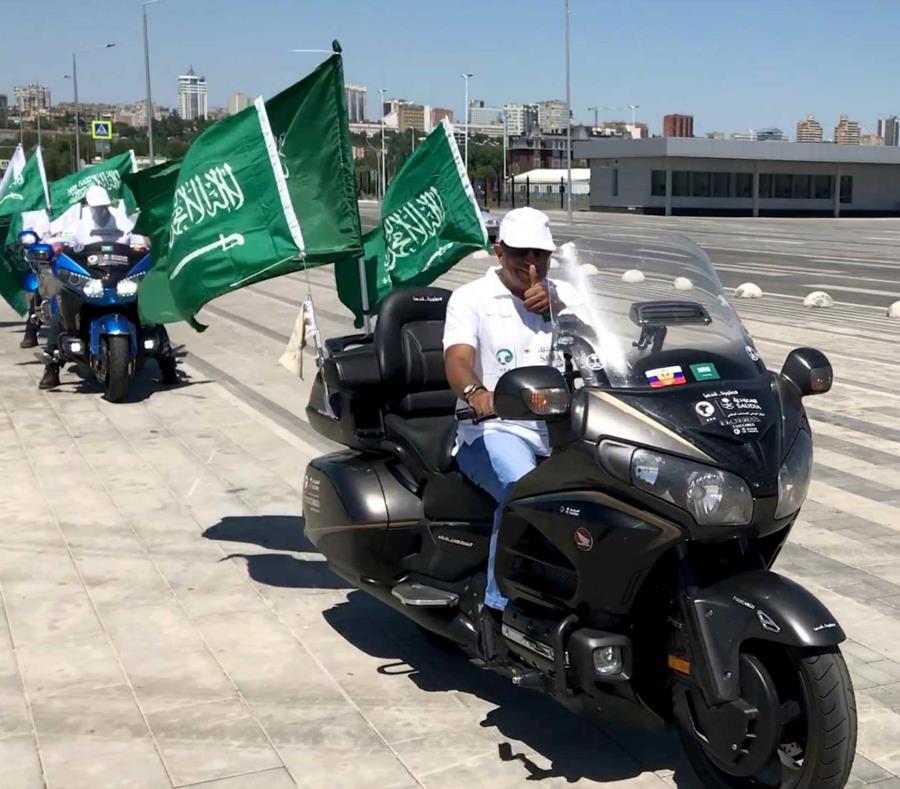Tatal Obiad, y sus tres acompañantes saudíes, conducen sus motos frente a la Arena Rostov, en Rusia. (semisquare-x3)
