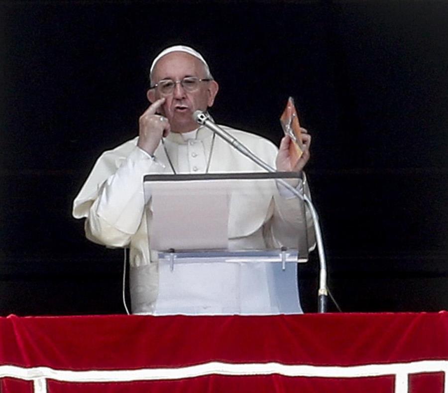 El papa durante el Angelus desde El Vaticano. (EFE) (semisquare-x3)