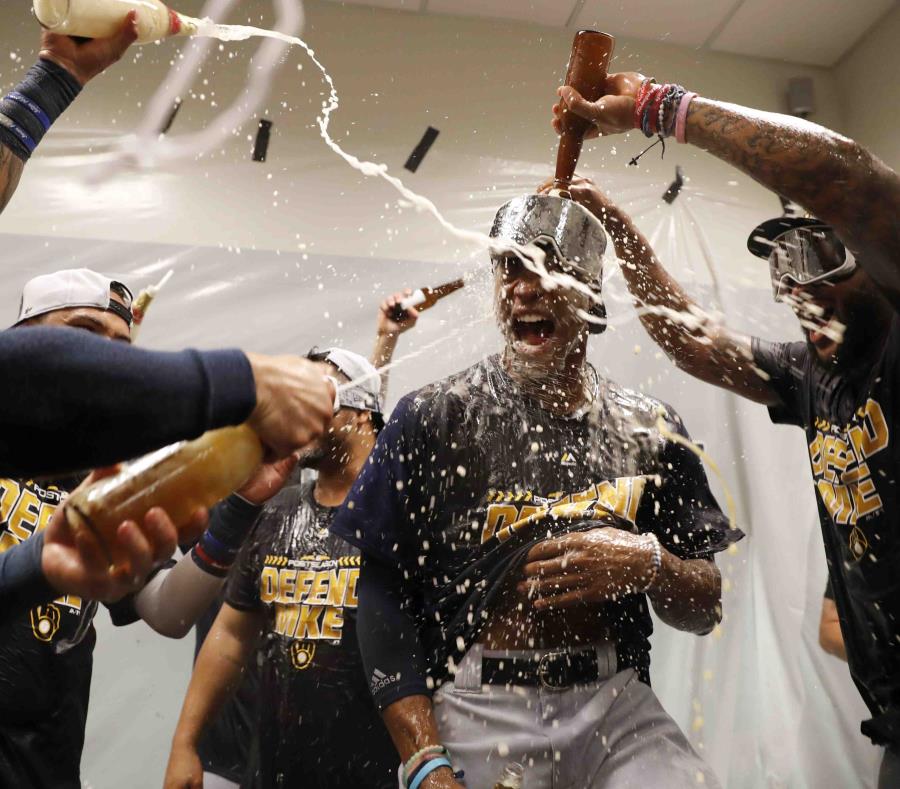 Keon Broxton es bañado de cerveza durante la celebración de los Cerveceros. (AP) (semisquare-x3)