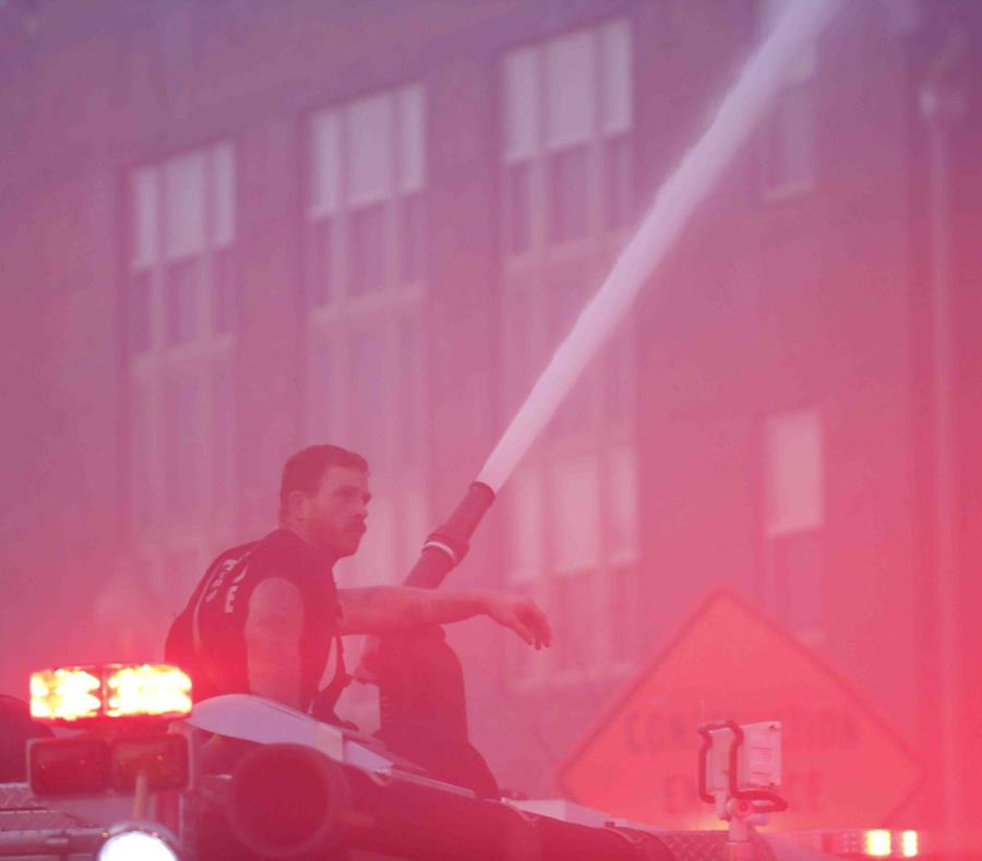 Una unidad del Cuerpo de Bomberos atiende un fuego, (AP) (semisquare-x3)