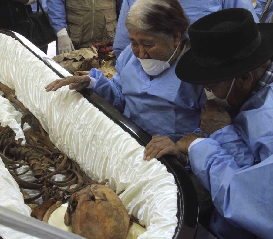 En esta imagen del 22 de agosto, Máximo Cueto, de 86 años, y su esposa Greforia Gastelú, de 88, observan los restos de su hijo Cesáreo Gastelú. (AP) (semisquare-x3)
