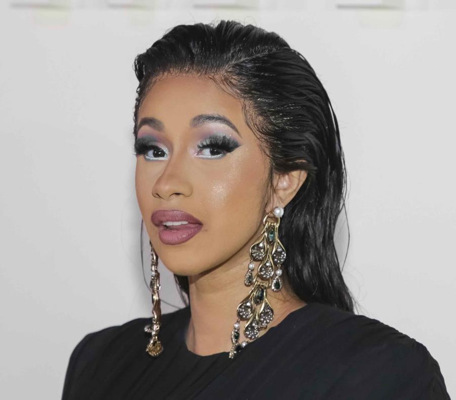 Cardi B también entregó zapatos para niños y adultos. (semisquare-x3)