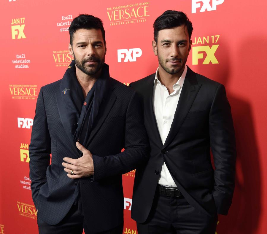 Ricky Martin (izq.) anunció que intercambió votos con su ahora esposo Jwan Yosef (der.) (Chris Pizzello / Invision / vía AP) (semisquare-x3)