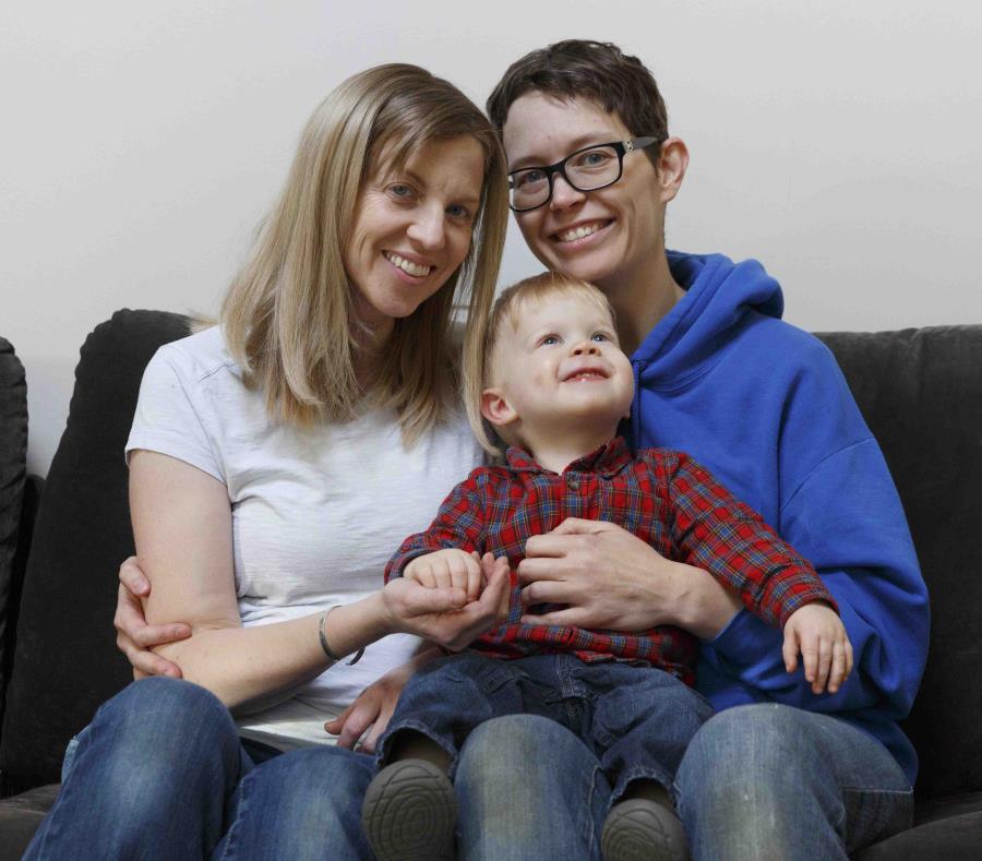 Anna Ford (izquierda) y Sara Watson posan con el pequeño Eli en Saunderstown, Rhode Island. (AP) (semisquare-x3)