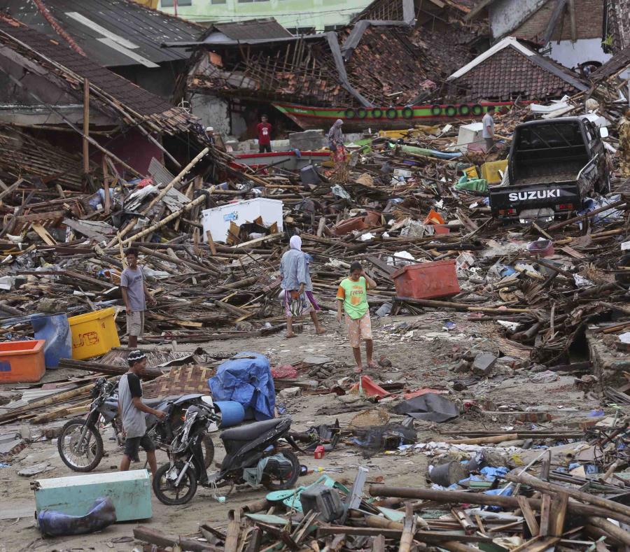 Personas evalúan el daño en la localidad de Sumur, Indonesia, el martes 25 de diciembre de 2018, luego de que un tsunami arrasó con la localidad. (AP Foto/Tatan Syuflana (semisquare-x3)
