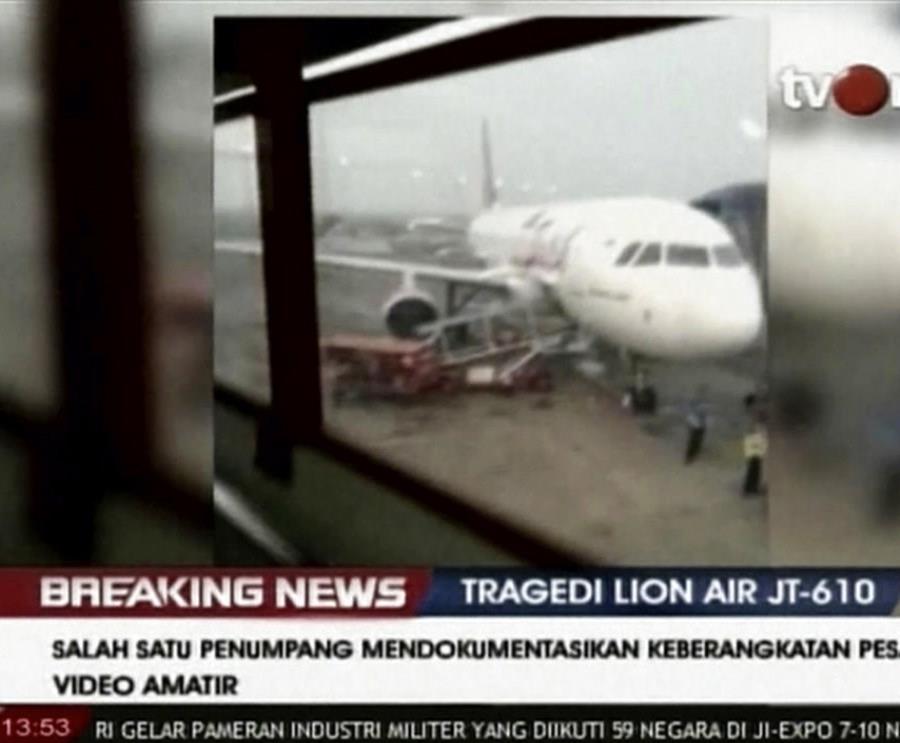 Pasajeros subiéndose al avión de Lion Air para el vuelo 610 en Yakarta el 29 de octubre del 2018 (semisquare-x3)
